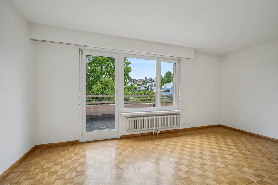 Appartement en attique lumineux avec terrasse sur le toit spacieuse