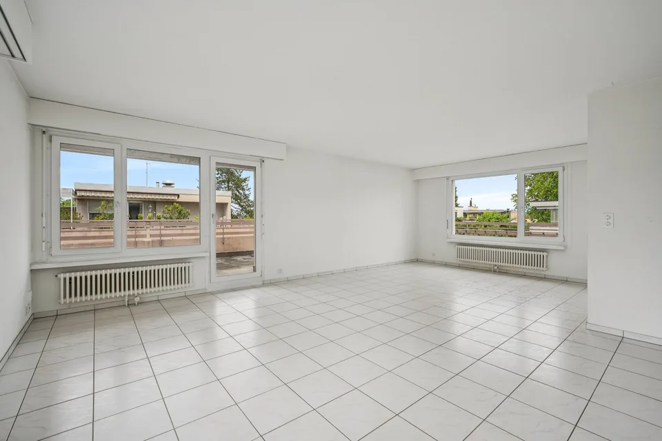Appartement en attique lumineux avec terrasse sur le toit spacieuse