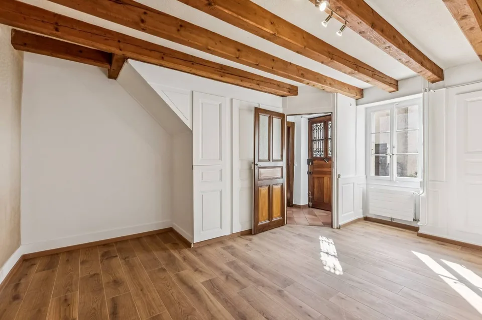 CHARME e VOLUME per questa grande casa di villaggio