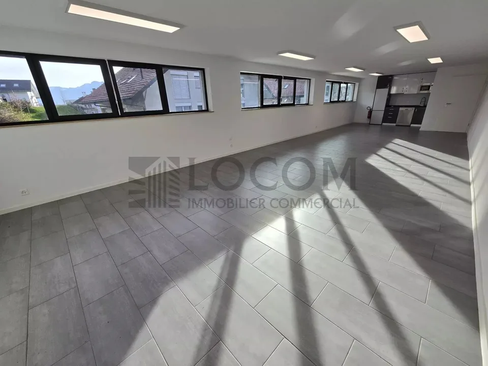 Local moderne de 70 m² avec cuisine équipée et parking