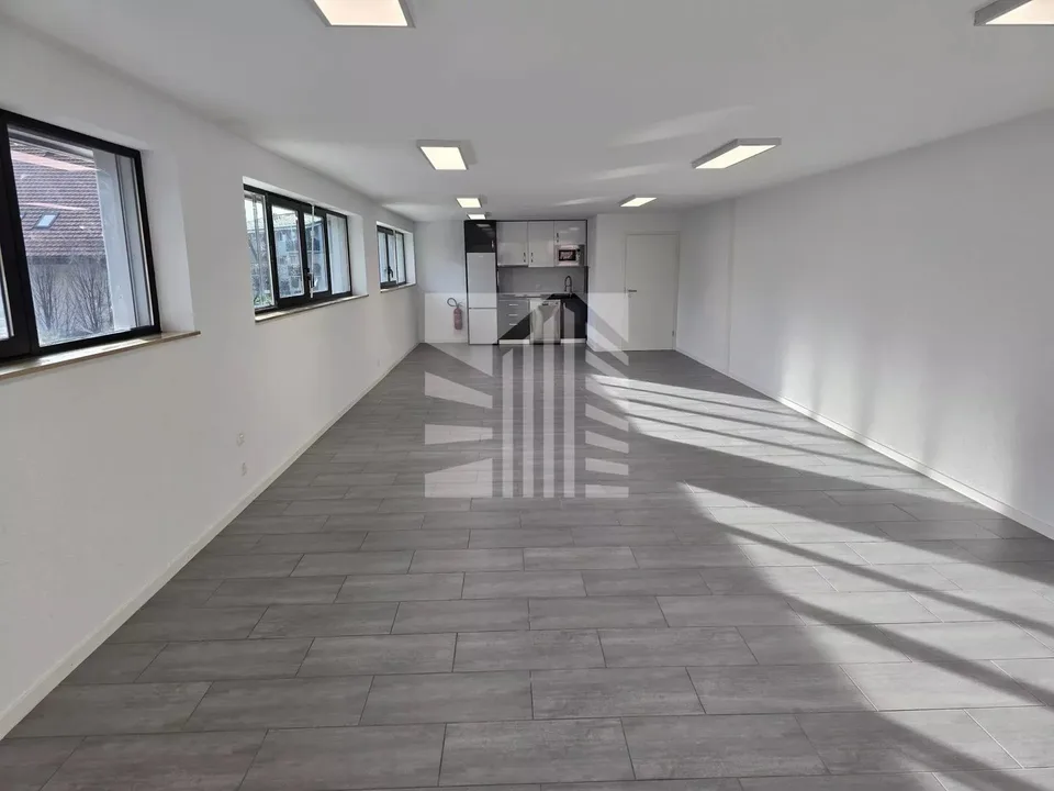 Modernes Lokal mit 70 m², ausgestatteter Küche und Parkplatz