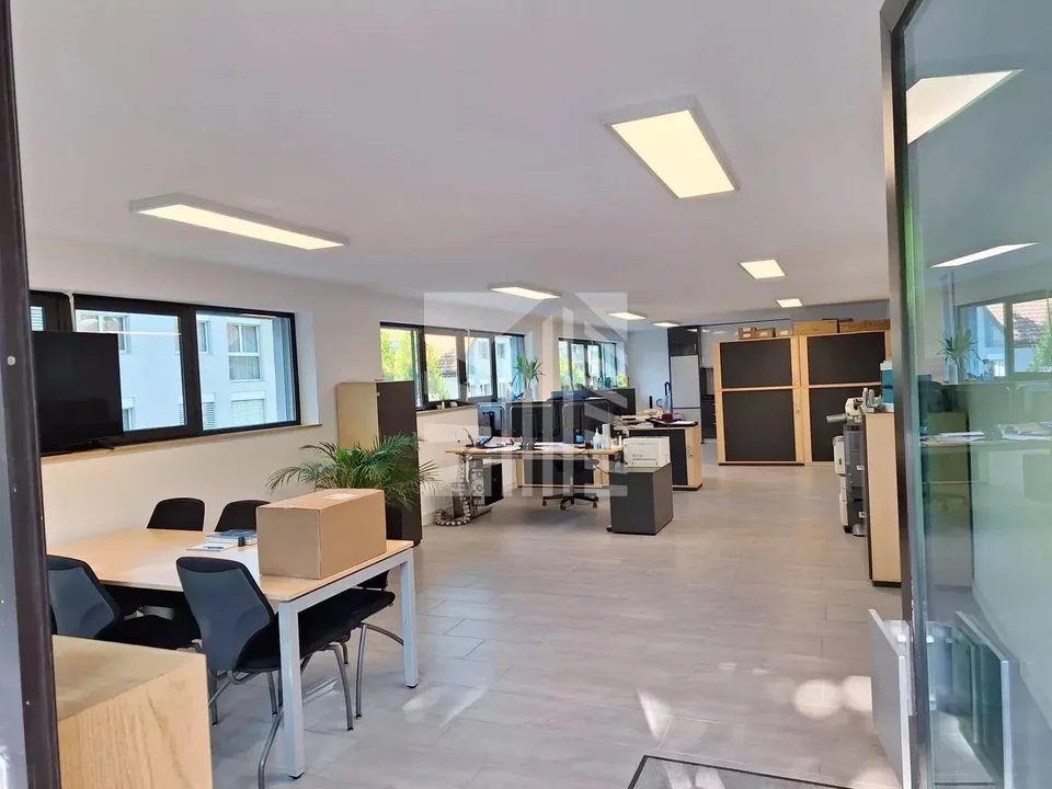 Modernes Lokal mit 70 m², ausgestatteter Küche und Parkplatz