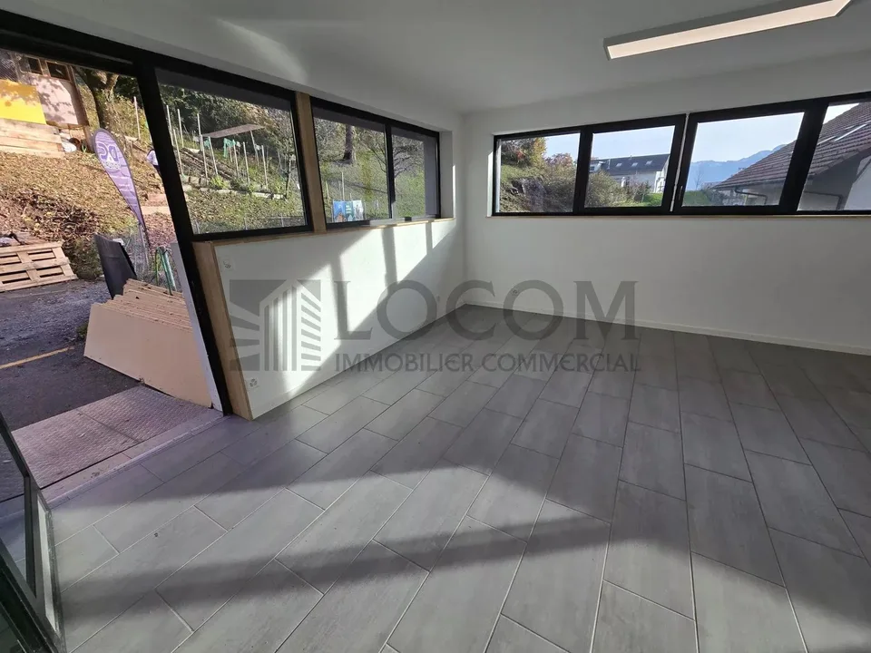 Modernes Lokal mit 70 m², ausgestatteter Küche und Parkplatz