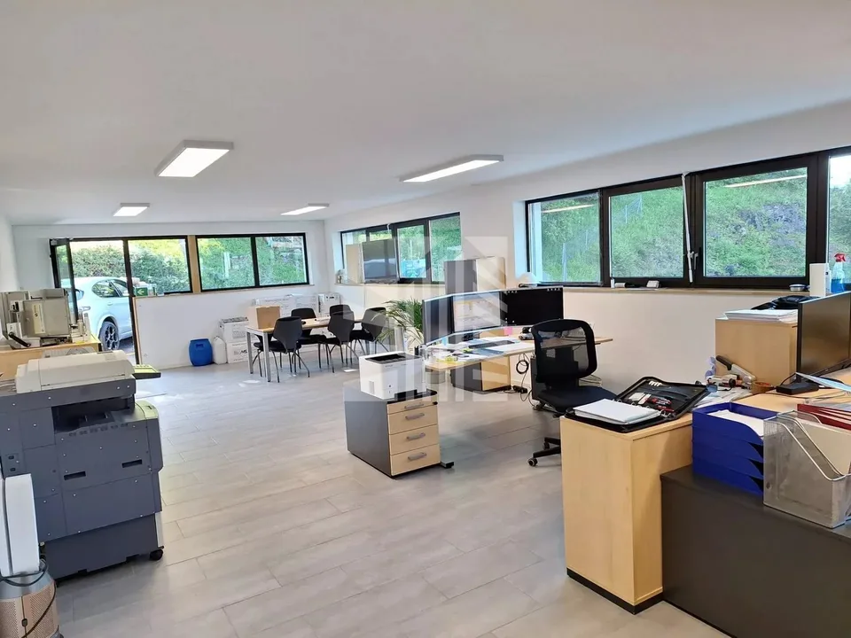 Modernes Lokal mit 70 m², ausgestatteter Küche und Parkplatz