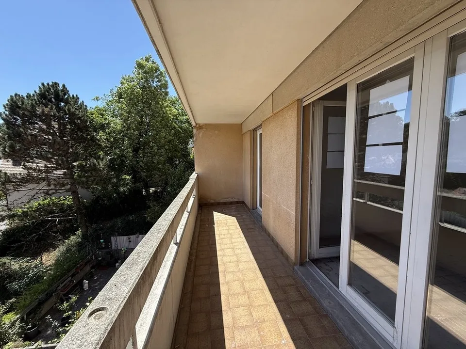Appartement entièrement rénové de 2 pièces au rez-de-chaussée
