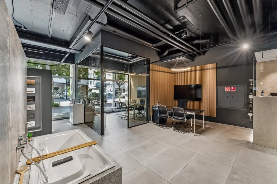 Espace de bureau / commercial au rez-de-chaussée à louer