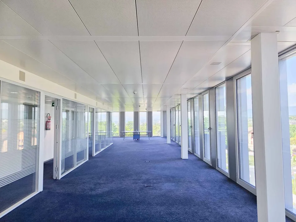 À LOUER  Surface administrative moderne et lumineuse de 424 m² à deux pas de l'UNIL et de l'EPFL