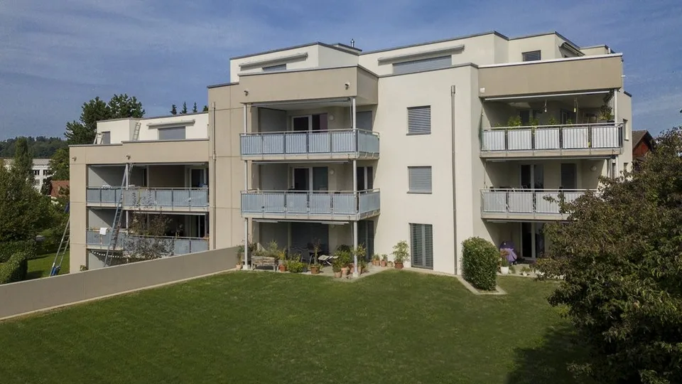 MODERNE WOHNUNG MIT GROSSEM BALKON AN IDYLLISCHER LAGE
