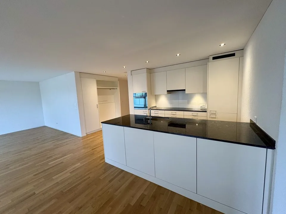 MODERNE WOHNUNG MIT GROSSEM BALKON AN IDYLLISCHER LAGE