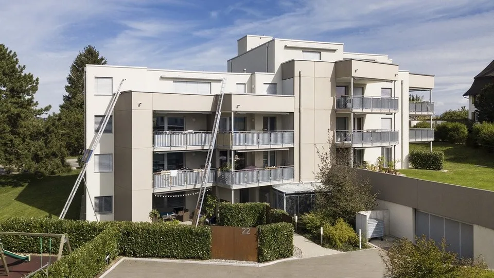 MODERNE WOHNUNG MIT GROSSEM BALKON AN IDYLLISCHER LAGE
