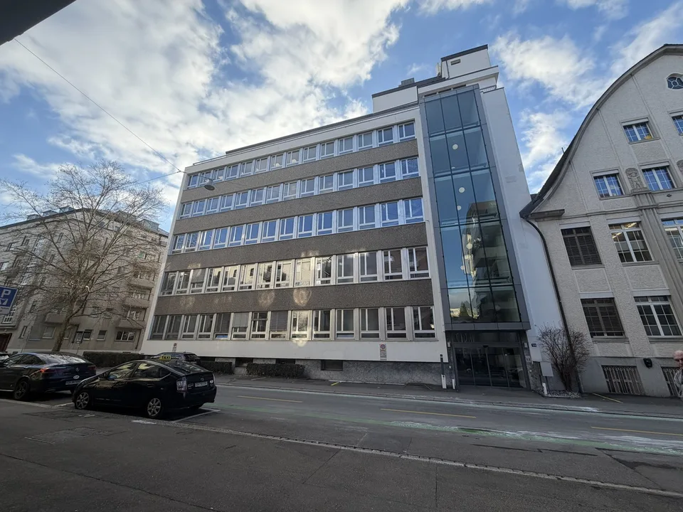 Helle und moderne Bürofläche mit exklusiver Terrasse im Zürcher Seefeld