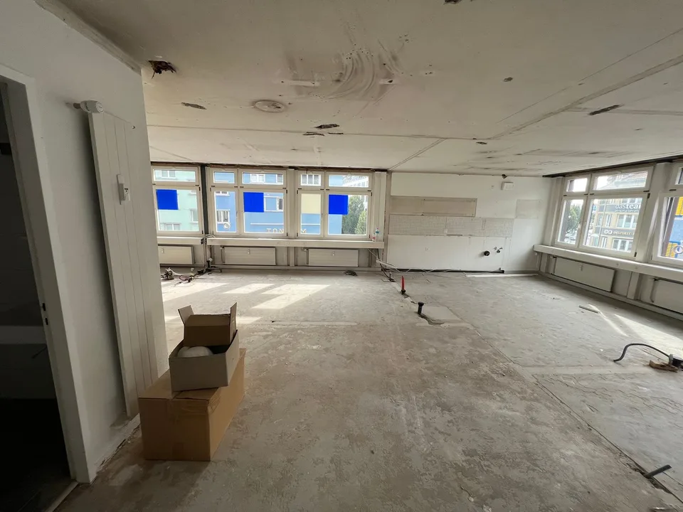 Espace de bureau et commercial central en construction brute à louer – photo 8 sur 11