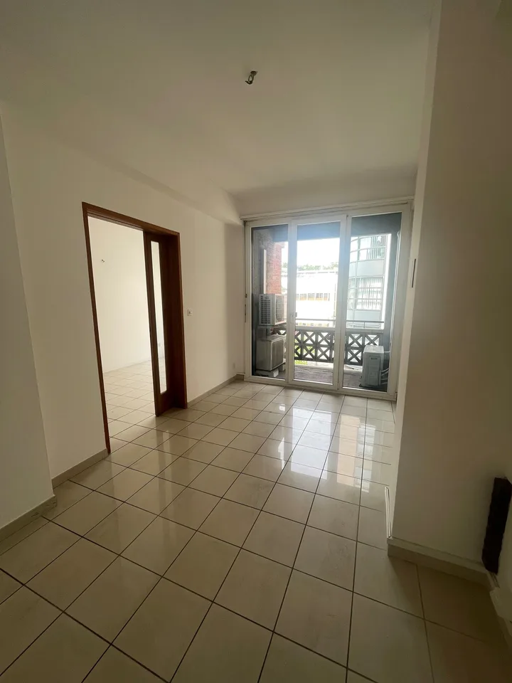 Bureau de 3,5 pièces dans un quartier central et fréquenté