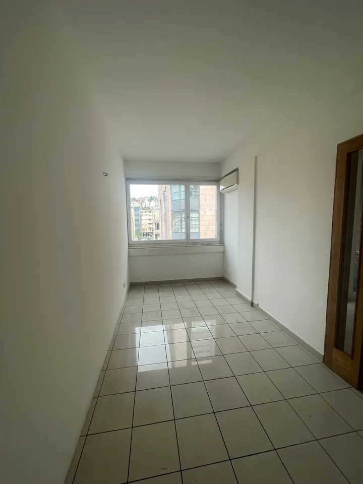 Bureau de 3,5 pièces dans un quartier central et fréquenté