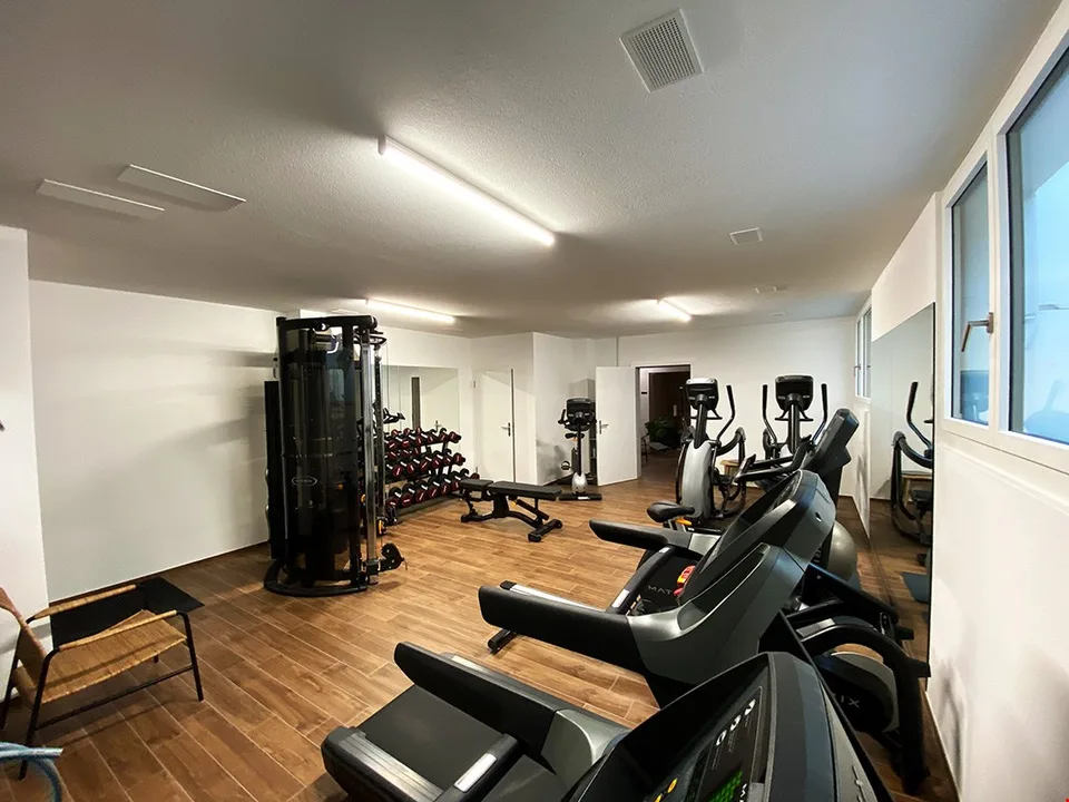 Voll ausgestattes Studio mit Fitness und Wellness