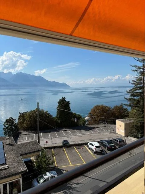Magnificent 3.5-Zimmer-Wohnung mit möbliertem Panoramablick auf den See in Territet