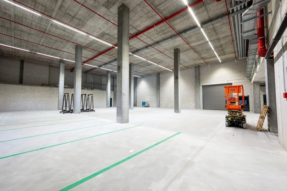 Espace de stockage ou commercial moderne dans un emplacement central