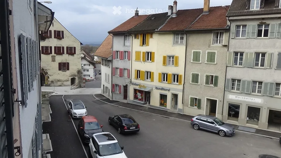 Centre, 4 pièces et demi, 126m2, brut, calme, balcon avec vue lointaine sur le lac et les Alpes. 3 minutes à la gare CFF