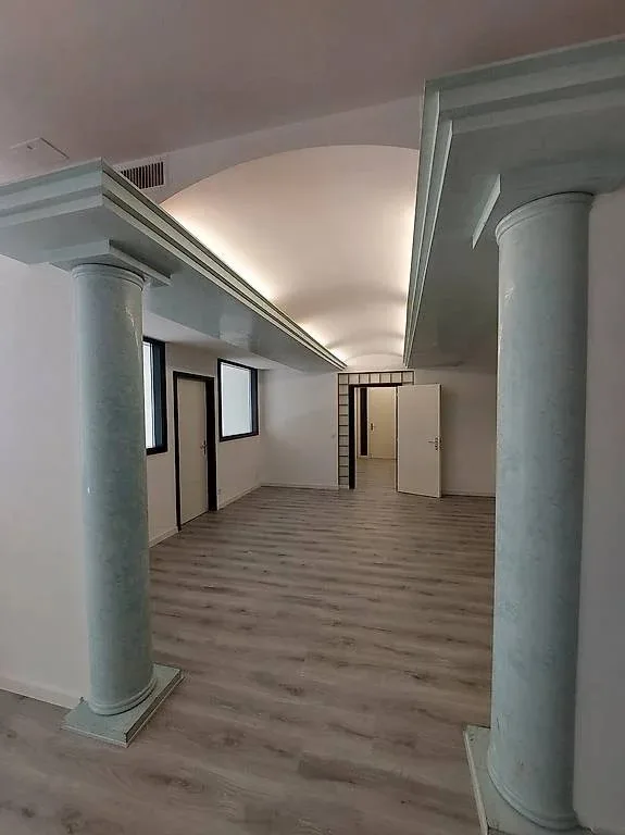 Büro mit 6 Räumen, geräumig und hell