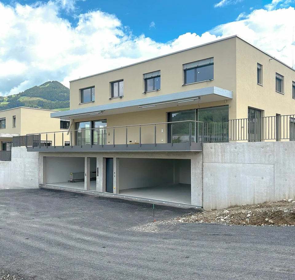 Neues 8.5-Zimmer-Doppeleinfamilienhaus mit grosszügigem Garten