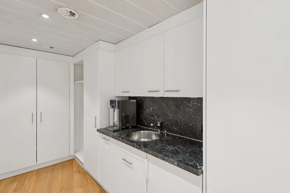 Aggiornamento: compresa la ristrutturazione del soffitto di raffreddamento – piano ufficio ampliato vicino alla stazione principale