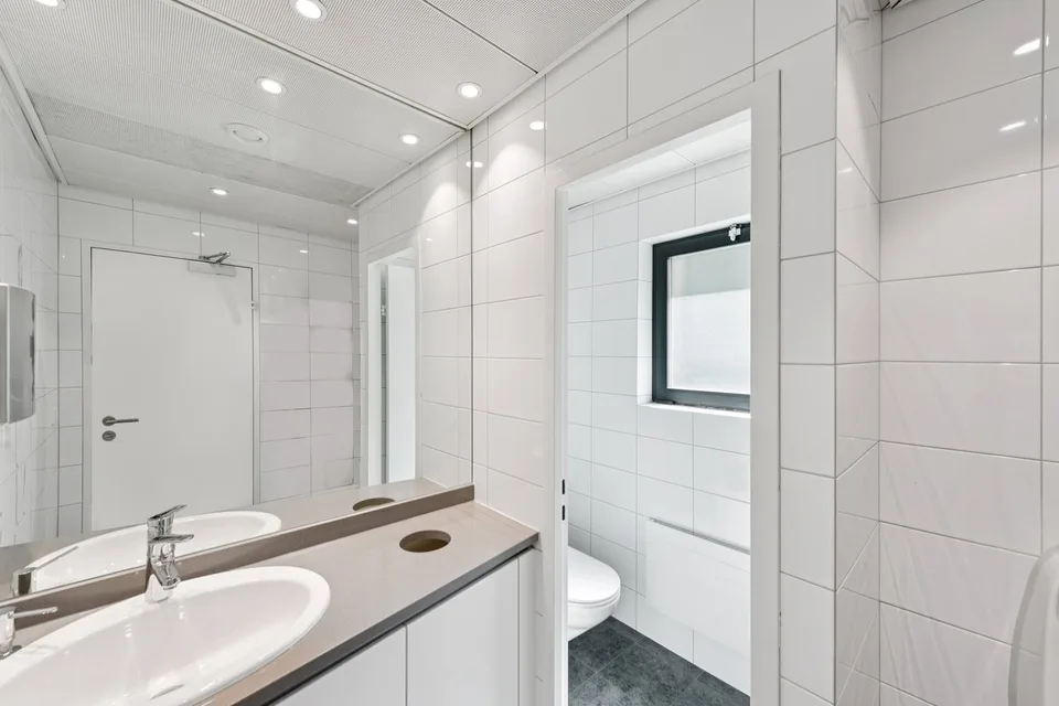 Aggiornamento: compresa la ristrutturazione del soffitto di raffreddamento – piano ufficio ampliato vicino alla stazione principale