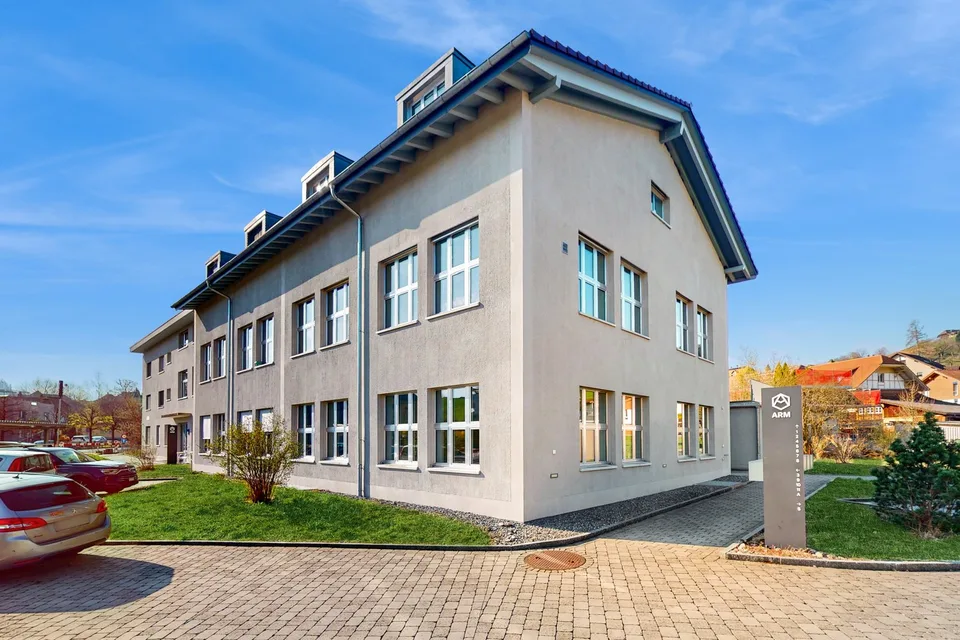 Attraktive Gewerbefläche mit viel Raum und Parkmöglichkeit