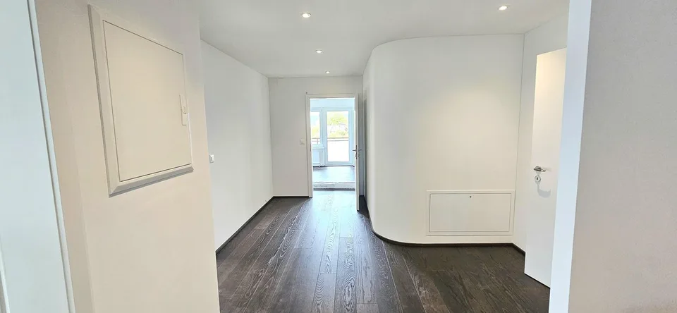 Geniessen Sie ein exklusives Wohnambiente mit einem Weitblick, der von der Stadt Zürich über den Zürichsee bis in die Ferne reicht! – Foto 8 von 13