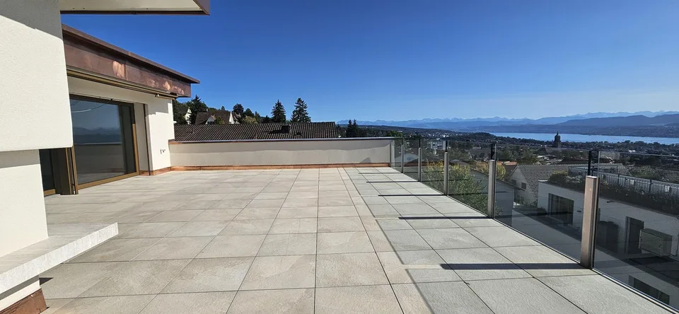 Geniessen Sie ein exklusives Wohnambiente mit einem Weitblick, der von der Stadt Zürich über den Zürichsee bis in die Ferne reicht! – Foto 12 von 13