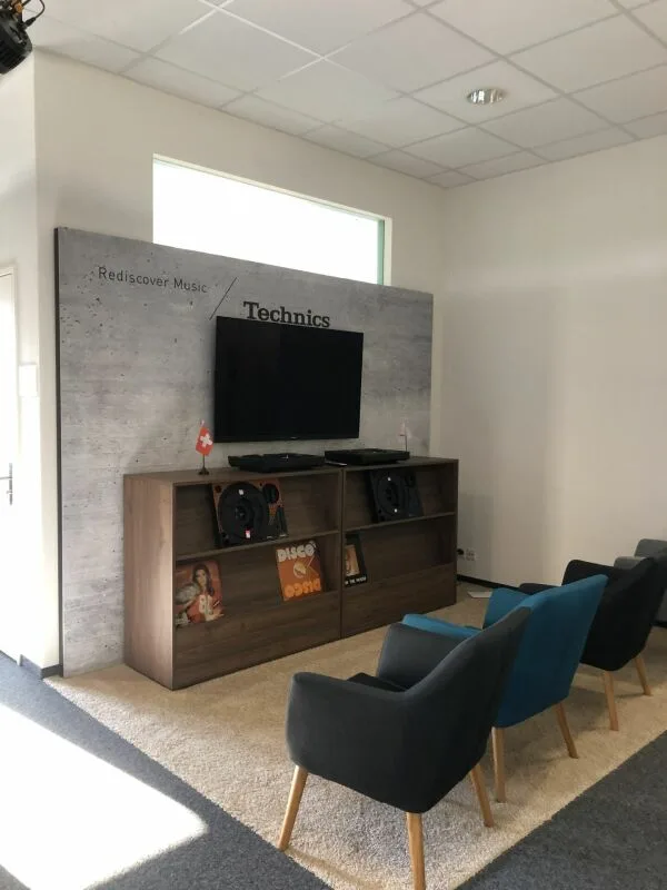 Büro / Ausstellung mit Lager und Anlieferungsrampe in Rotkreuz