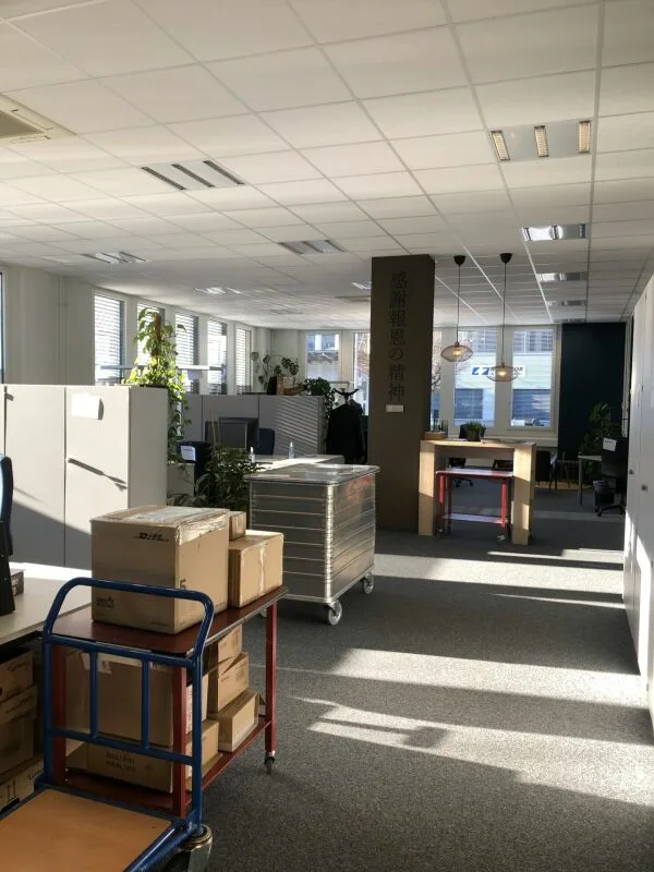 Büro / Ausstellung mit Lager und Anlieferungsrampe in Rotkreuz
