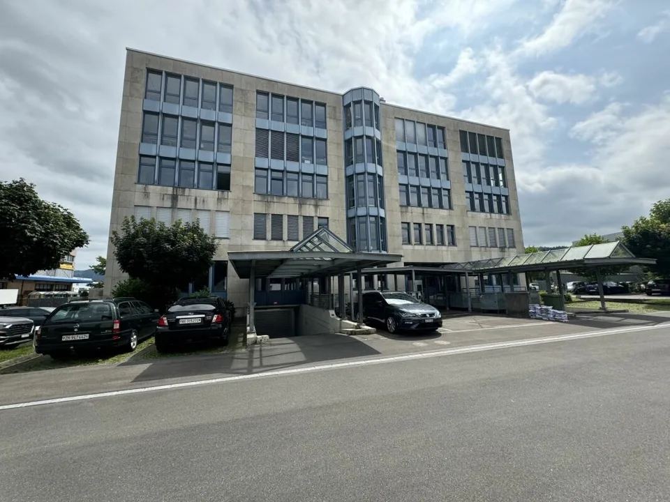 Büro / Ausstellung mit Lager und Anlieferungsrampe in Rotkreuz