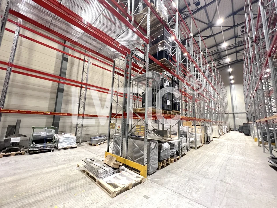 Dépôt de 2200 m2 divisibles dès 1500 m2 à louer à Meyrin - Satigny
