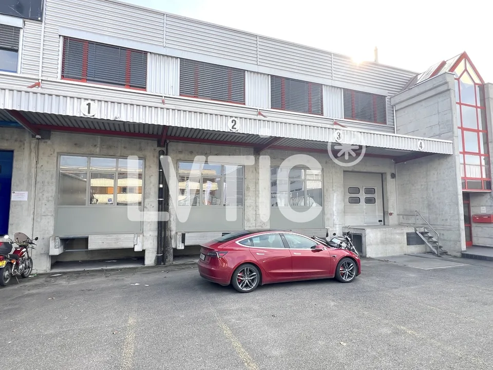 Dépôt de 2200 m2 divisibles dès 1500 m2 à louer à Meyrin - Satigny