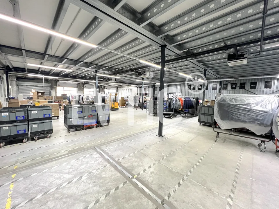 Dépôt de 2200 m2 divisibles dès 1500 m2 à louer à Meyrin - Satigny