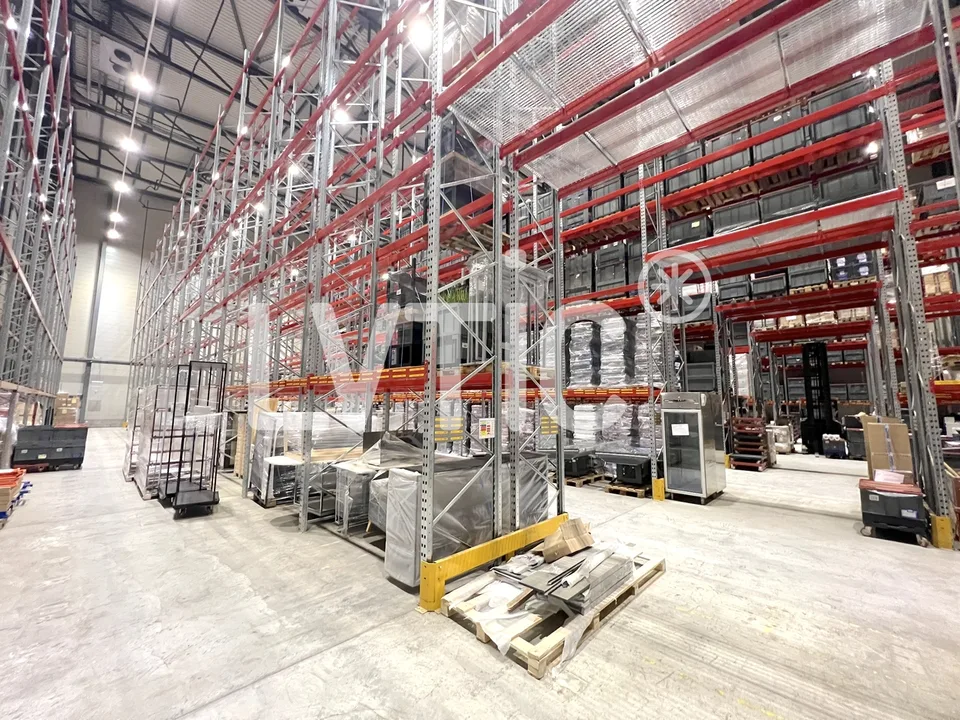 Dépôt de 2200 m2 divisibles dès 1500 m2 à louer à Meyrin - Satigny