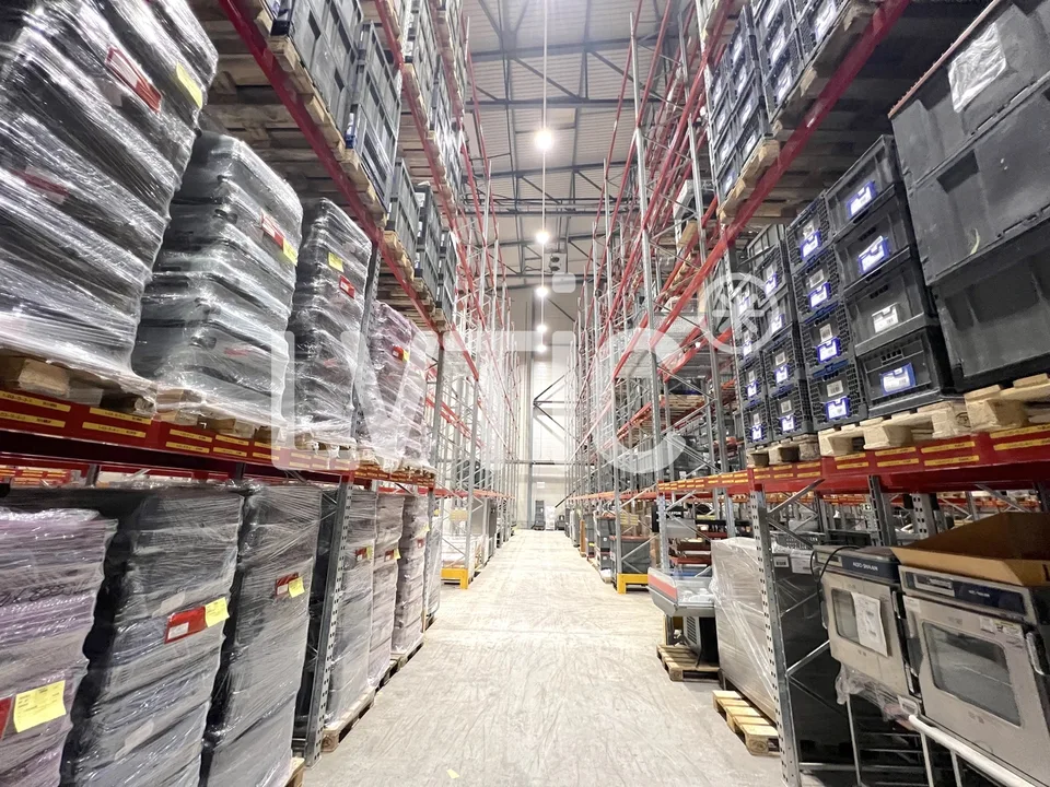 Dépôt de 2200 m2 divisibles dès 1500 m2 à louer à Meyrin - Satigny