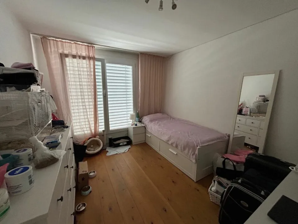 Lichtdurchflutete Wohnung mit Weitblick ins Grüne und grossem Balkon – Foto 7 von 9
