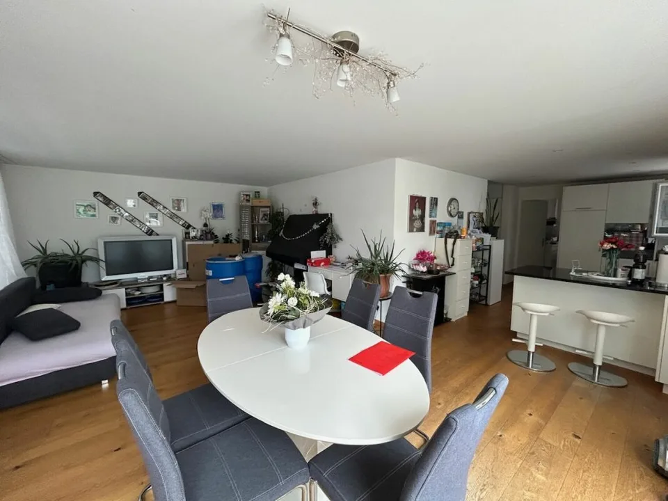 Lichtdurchflutete Wohnung mit Weitblick ins Grüne und grossem Balkon