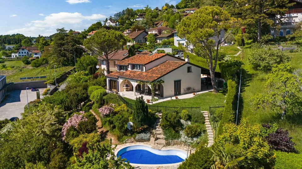 Elegante provenzalische Villa mit Pool und Panoramablick auf den Genfersee und die Alpen