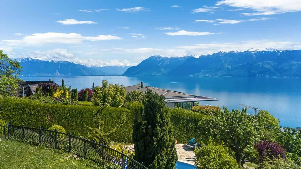 Elegante provenzalische Villa mit Pool und Panoramablick auf den Genfersee und die Alpen