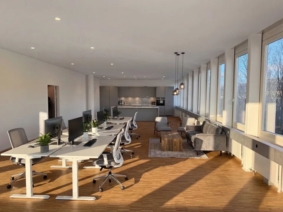 Ampio spazio per uffici in Furtbachstrasse 6 – flessibile, luminoso e pronto per l'occupazione