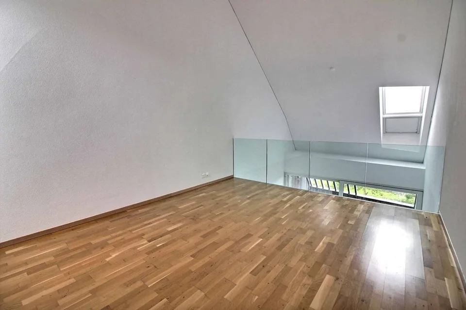 KOSTENFREIE ERSTE NETTO-MIETE - Schönes 3.5-Zimmer-Apartment mit Galerie und Loggia in Gollion – Foto 6 von 9
