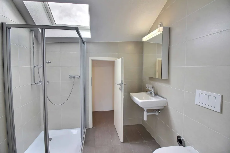 KOSTENFREIE ERSTE NETTO-MIETE - Schönes 3.5-Zimmer-Apartment mit Galerie und Loggia in Gollion – Foto 8 von 9