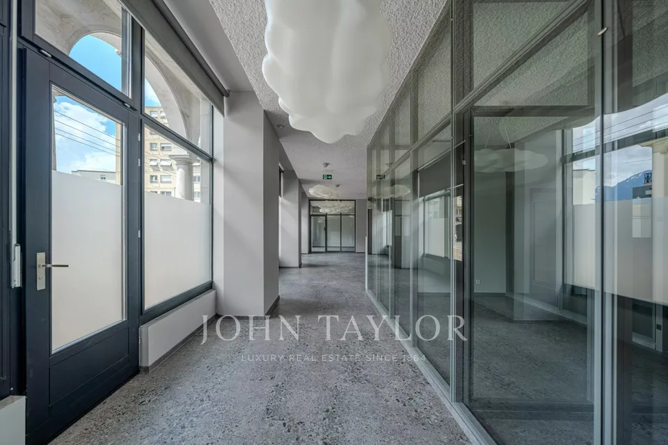Arcate commerciali sulla strada principale di Montreux