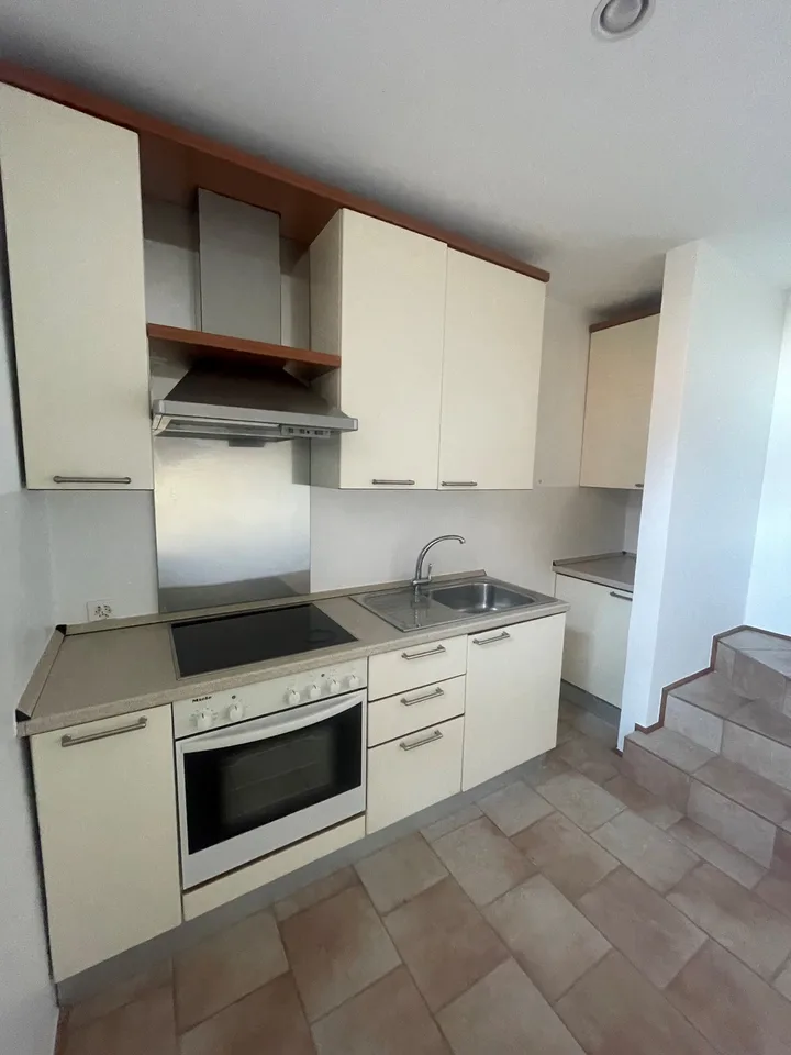 Appartement ensoleillé de deux pièces au rez-de-chaussée à Somazzo