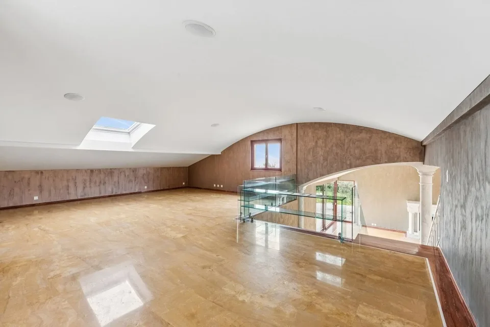 Harmonie, Raum und Natur! Eine einzigartige Villa in St-Blaise mit Seeblick