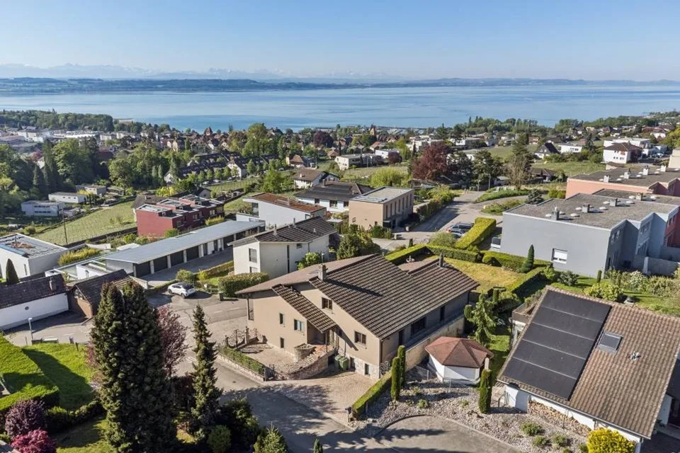 Harmonie, espace et nature ! Une villa unique à St-Blaise avec vue lac
