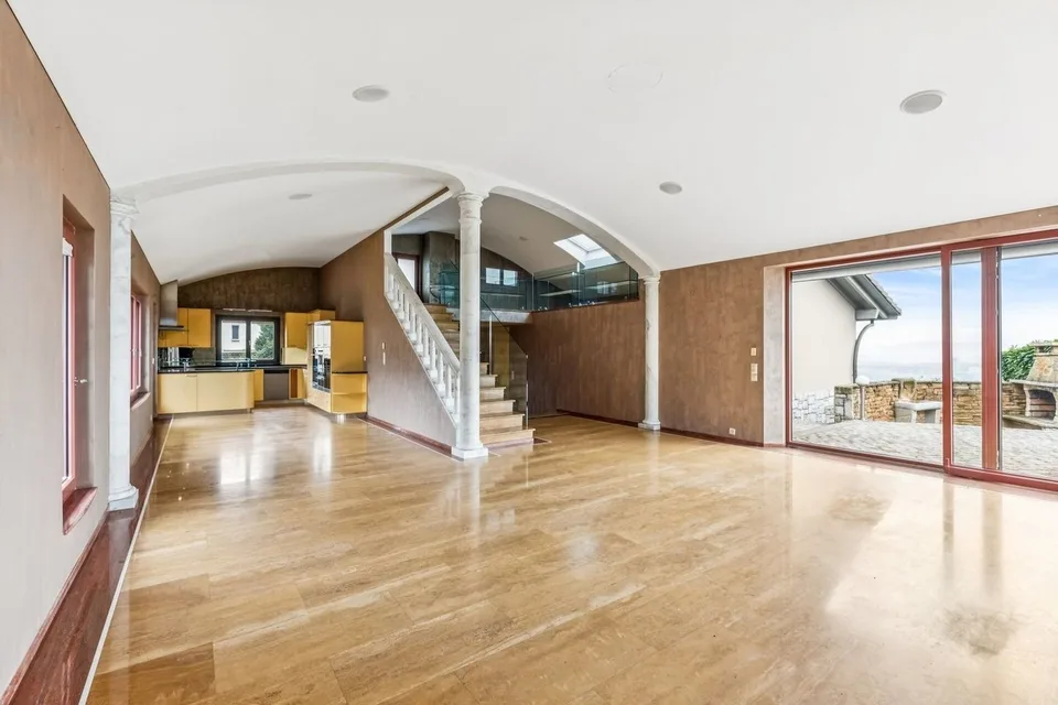 Harmonie, Raum und Natur! Eine einzigartige Villa in St-Blaise mit Seeblick