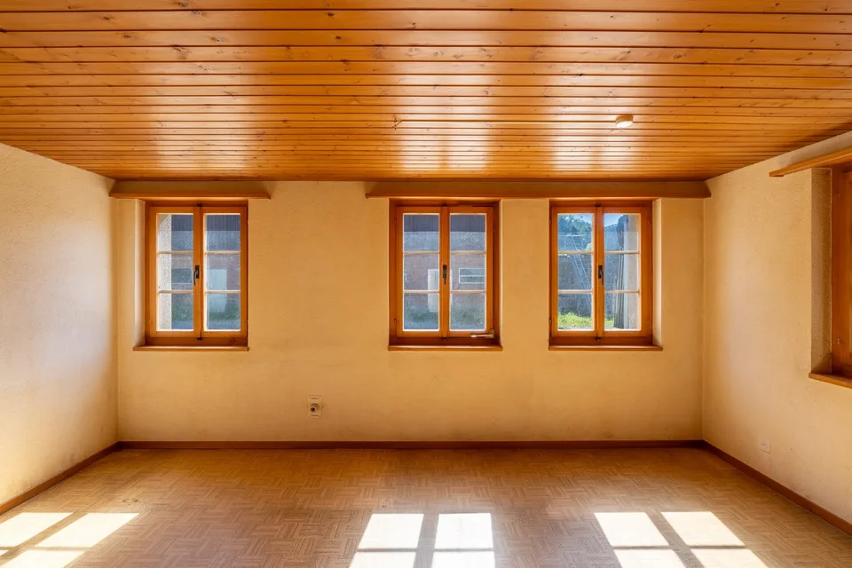 Casa a due famiglie con molto spazio intorno, sul ruscello idilliaco a Sumiswald